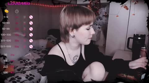 Snapshot of say_mary chatting on February 16, 9:27 pm pronoun she. name Mary. age 21. online show from February 16, 9:27 pm