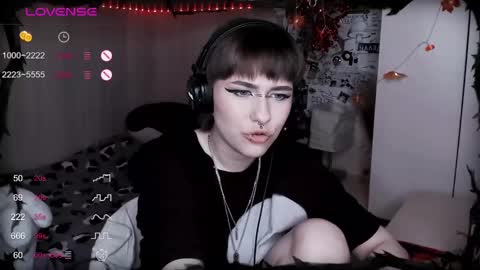 Snapshot of say_mary chatting on February 18, 8:36 pm pronoun she. name Mary. age 21. online show from February 18, 8:36 pm