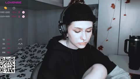 Snapshot of say_mary chatting on March 8, 4:17 pm pronoun she. name Mary. age 21. online show from March 8, 4:17 pm