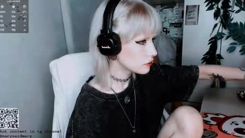 Snapshot of say_mary chatting on October 24, 2:57 pm pronoun she. name Mary. age 21. online show from October 24, 2:57 pm