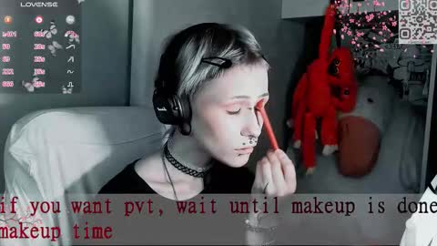 Snapshot of say_mary chatting on November 17, 9:15 am pronoun she. name Mary. age 21. online show from November 17, 9:15 am