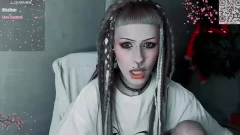 Snapshot of say_mary chatting on December 4, 11:41 am pronoun she. name Mary. age 21. online show from December 4, 11:41 am