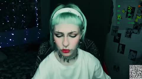 Snapshot of say_mary chatting on March 24, 7:41 pm pronoun she. name Mary. age 21. online show from March 24, 7:41 pm