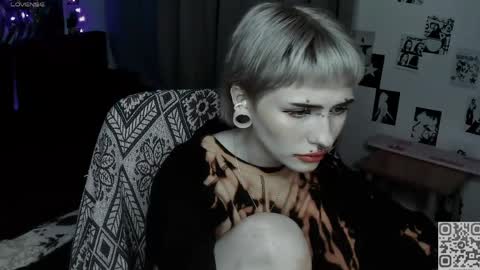 pronoun she. name Mary. age 21. online show from May 5, 10:51 pm