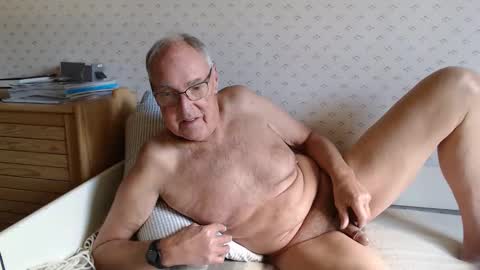 Snapshot of scandxx chatting on October 17, 11:46 am Scand online show from October 17, 11:46 am