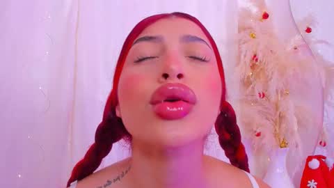 Snapshot of scarleett_jones chatting on December 22, 9:34 pm scarleett jones online show from December 22, 9:34 pm