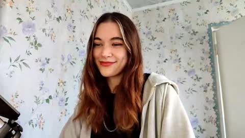 Snapshot of scarlet1flowers chatting on September 27, 9:47 am Kira online show from September 27, 9:47 am