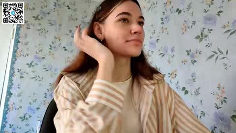 Snapshot of scarlet1flowers chatting on October 5, 8:34 am Kira online show from October 5, 8:34 am