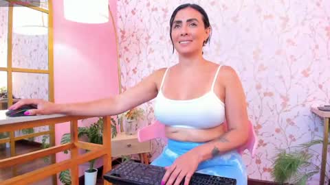 Scarlet Edwars online show from April 30, 5:08 pm