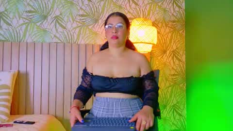 Scarleth Evans online show from November 17, 7:30 pm