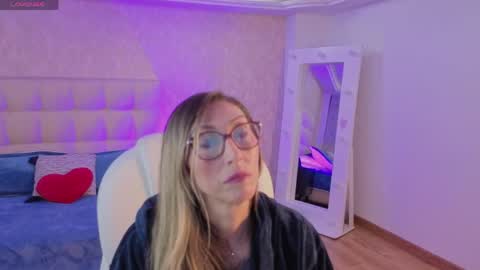 Snapshot of scarlett_079 chatting on June 8, 11:43 am Scarlett online show from June 8, 11:43 am