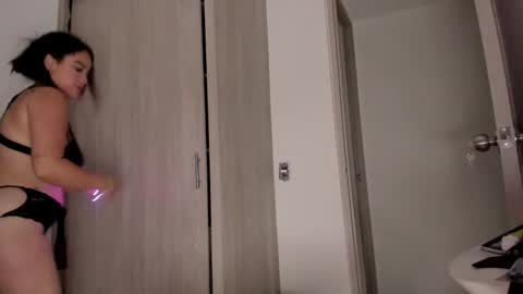 Scarlett Thumb up please help me 100 its important online show from December 13, 12:42 am