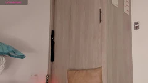 Scarlett Thumb up please help me 100 its important online show from February 13, 12:02 am