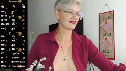 Snapshot of scarlett_paris chatting on February 12, 2:24 am Scarlett online show from February 12, 2:24 am