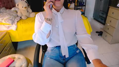 Snapshot of scarlett_sex2 chatting on April 21, 5:28 pm scarlet online show from April 21, 5:28 pm