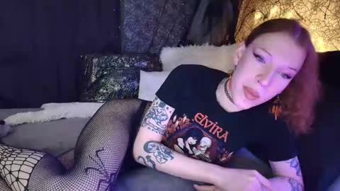 Sarah Bones online show from February 3, 7:00 pm