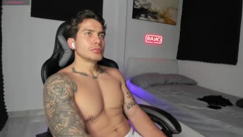 Snapshot of sebastianortizm chatting on November 8, 1:39 am Lucian Sinclair online show from November 8, 1:39 am