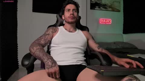 Snapshot of sebastianortizm chatting on November 21, 2:21 am Lucian Sinclair online show from November 21, 2:21 am