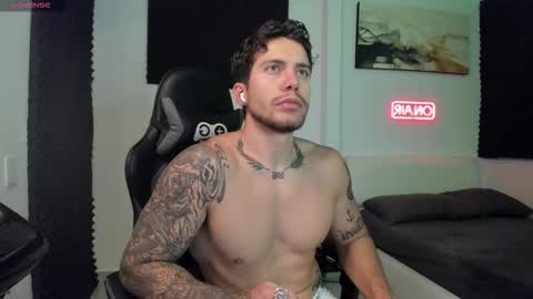 Snapshot of sebastianortizm chatting on November 29, 2:25 am Lucian Sinclair online show from November 29, 2:25 am