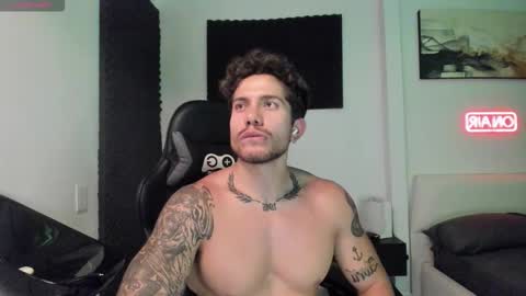 Snapshot of sebastianortizm chatting on December 2, 4:07 am Lucian Sinclair online show from December 2, 4:07 am