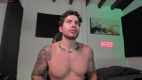 Snapshot of sebastianortizm chatting on December 4, 2:54 am Lucian Sinclair online show from December 4, 2:54 am