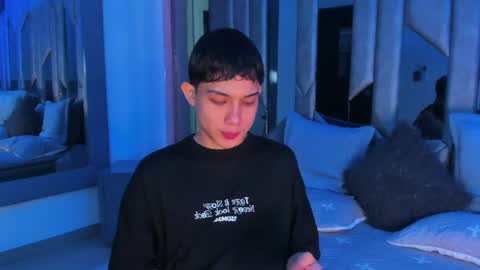 Snapshot of sebax_00 chatting on June 21, 8:44 pm Sebastian online show from June 21, 8:44 pm