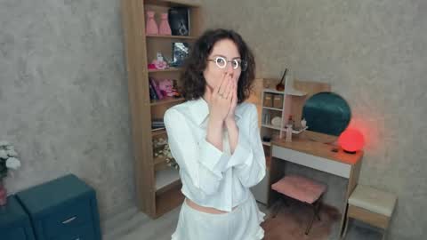 Mia online show from May 31, 5:59 am