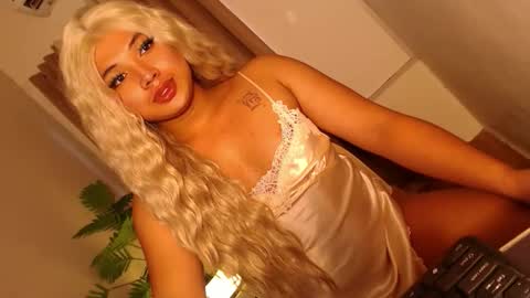 Snapshot of seductivedeluxe69 chatting on November 21, 12:43 am Deluxe online show from November 21, 12:43 am