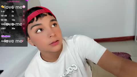 Snapshot of seductivo_jr chatting on February 1, 3:19 am seductivo online show from February 1, 3:19 am