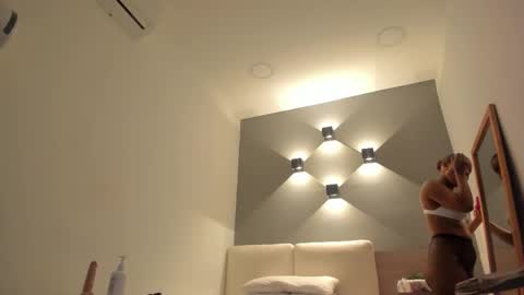 Snapshot of selena_monroy chatting on November 6, 11:00 am Selena online show from November 6, 11:00 am