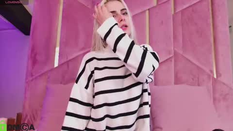 Snapshot of selenadaze chatting on November 3, 4:25 am Selena online show from November 3, 4:25 am