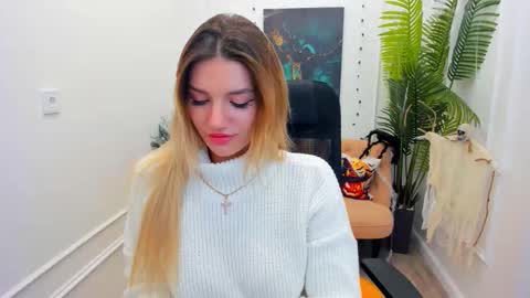 Snapshot of selenaemoore chatting on November 2, 8:22 pm selenaemoore online show from November 2, 8:22 pm