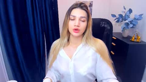 Snapshot of selenaemoore chatting on November 11, 3:50 am selenaemoore online show from November 11, 3:50 am