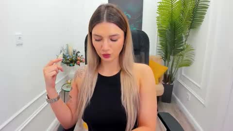 Snapshot of selenaemoore chatting on November 14, 7:45 pm selenaemoore online show from November 14, 7:45 pm