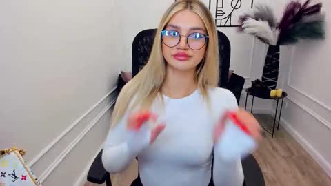 Snapshot of selenaemoore chatting on November 23, 3:39 am selenaemoore online show from November 23, 3:39 am