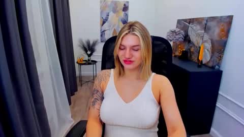 selenaemoore online show from May 1, 3:55 am