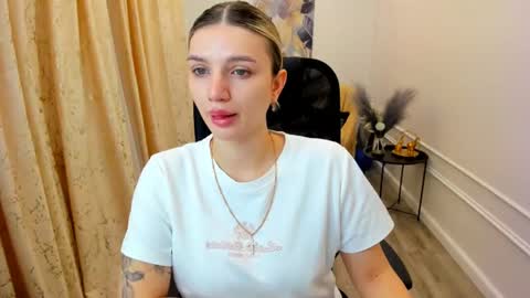 selenaemoore online show from June 17, 3:53 am