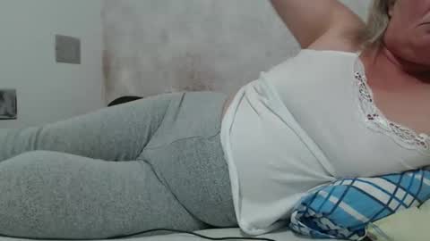 Snapshot of seniorita333 chatting on October 21, 7:42 am Lenna online show from October 21, 7:42 am