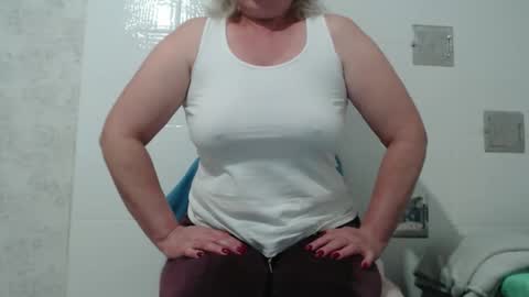 Snapshot of seniorita333 chatting on November 25, 9:20 am Lenna online show from November 25, 9:20 am