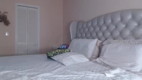 Snapshot of sensual_paradise_ chatting on February 23, 2:51 am V online show from February 23, 2:51 am