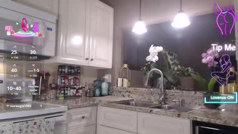 Snapshot of sensual_paradise_ chatting on March 15, 8:26 pm V online show from March 15, 8:26 pm