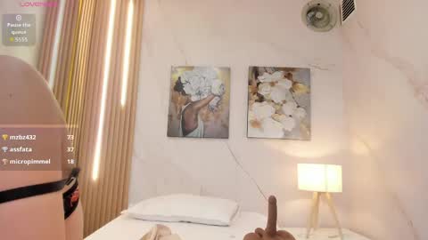 Snapshot of sensual_sophie_ chatting on June 3, 2:33 pm Sophie online show from June 3, 2:33 pm