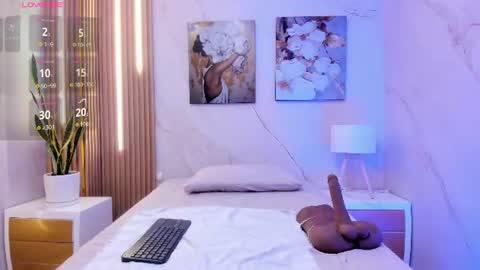Snapshot of sensual_sophie_ chatting on July 11, 11:13 am Sophie online show from July 11, 11:13 am