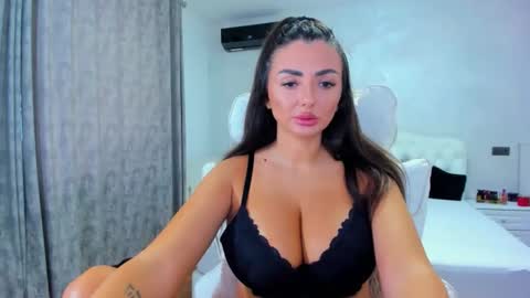 Snapshot of sensualreyna chatting on November 15, 12:13 pm EllaRossa online show from November 15, 12:13 pm