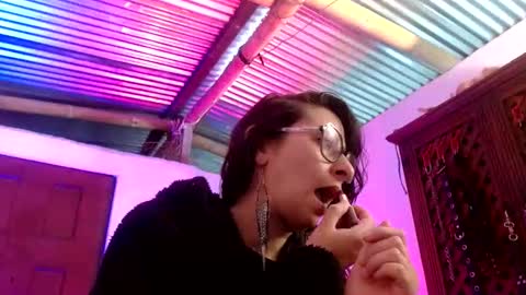 Snapshot of serena_xyz chatting on December 16, 7:19 pm Serena Xyz online show from December 16, 7:19 pm