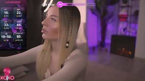 Snapshot of serenanoir chatting on May 2, 9:09 pm Serena online show from May 2, 9:09 pm