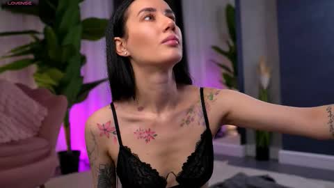 Snapshot of serenavelour chatting on November 26, 11:11 am Serena online show from November 26, 11:11 am