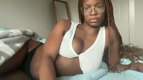 Snapshot of serenitybee chatting on November 19, 4:40 pm Serenity Bee online show from November 19, 4:40 pm