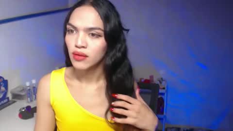 Snapshot of servicedoll18 chatting on November 2, 5:04 pm Bella online show from November 2, 5:04 pm