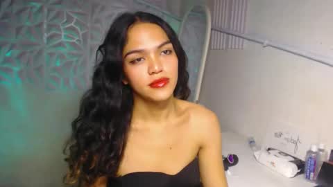 Snapshot of servicedoll18 chatting on November 6, 9:48 pm Bella online show from November 6, 9:48 pm